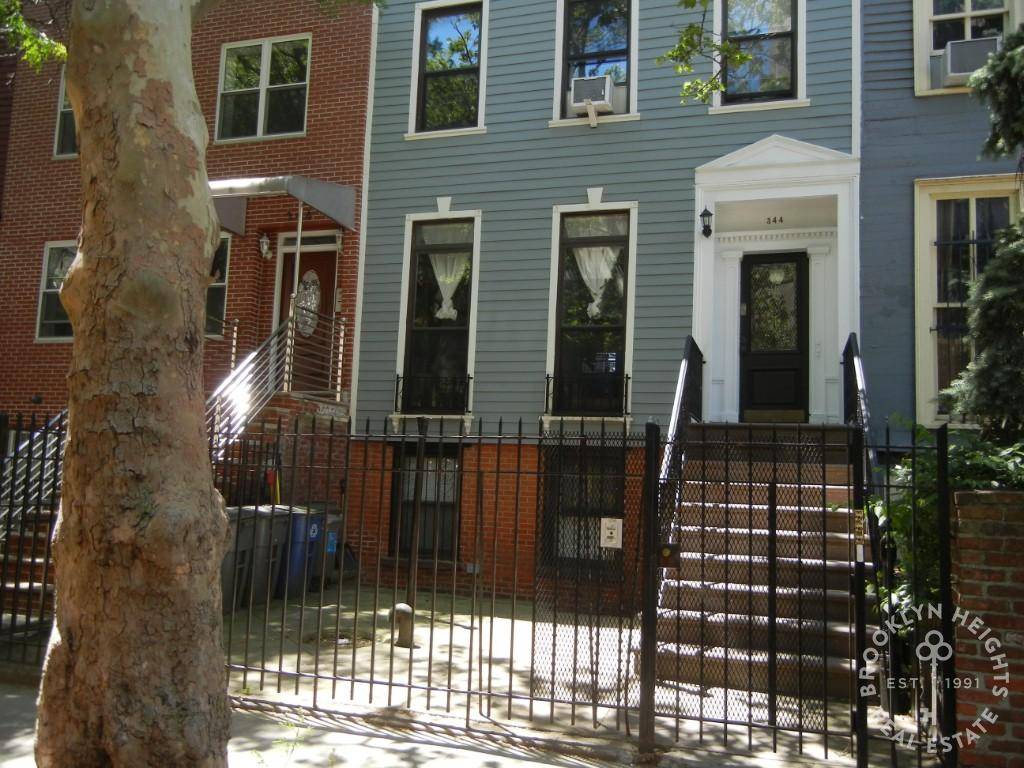 Sunny one bedroom plus den situated in a charming, well maintained townhouse in Boerum Hill.