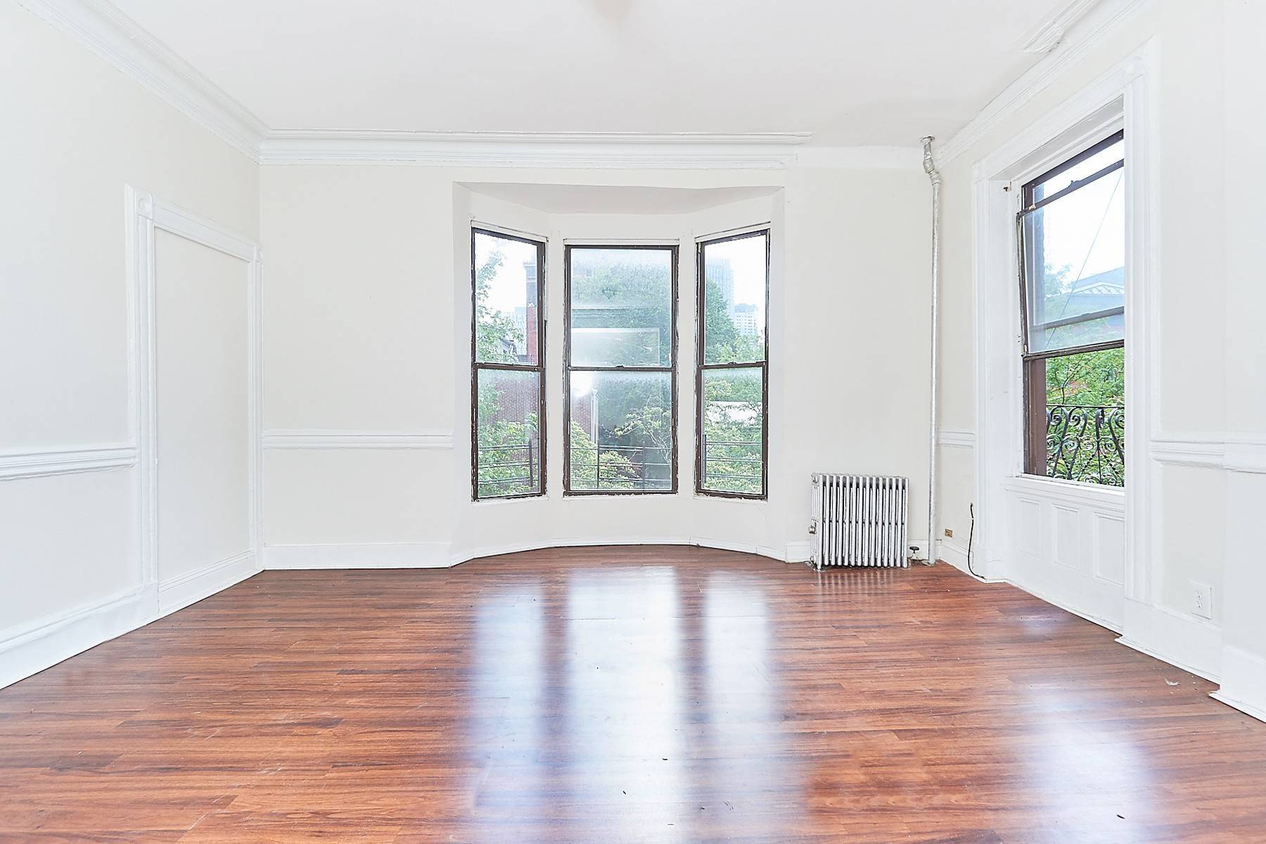 Look no further ! Come home to a beautiful sun drenched 2 bedroom apartment in the heart of Clinton Hill.