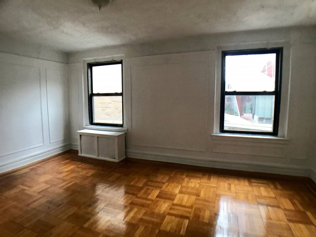 This magnificent 2 bedroom apartment is in a great area in Hudson Heights.
