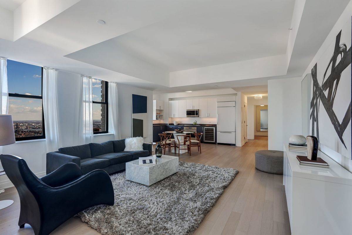 Beautiful 2 Bedroom 2 Bathroom Penthouse with Private Terrace in the heart of the Financial District!!!