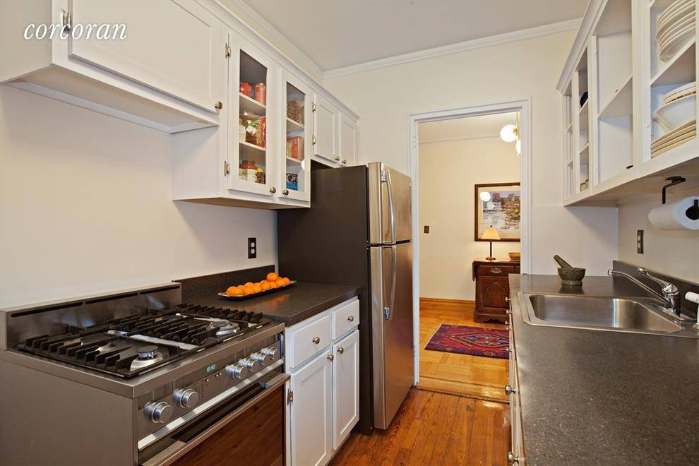 SUN FILLED SPACIOUS ONE BEDROOM IN INWOOD'S FINEST ART DECO BUILDING Very large Park Terrace one bedroom gem with unobstructed views of the Harlem River and Kingsbridge.