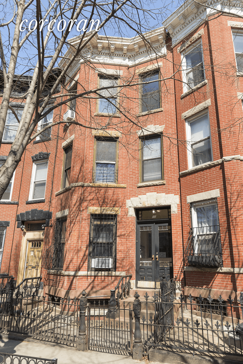 25 St Marks Avenue, Park SlopeThis handsome three unit Renaissance Revival townhouse is built nearly 18 feet wide and 52 feet deep on a 100 foot lot.