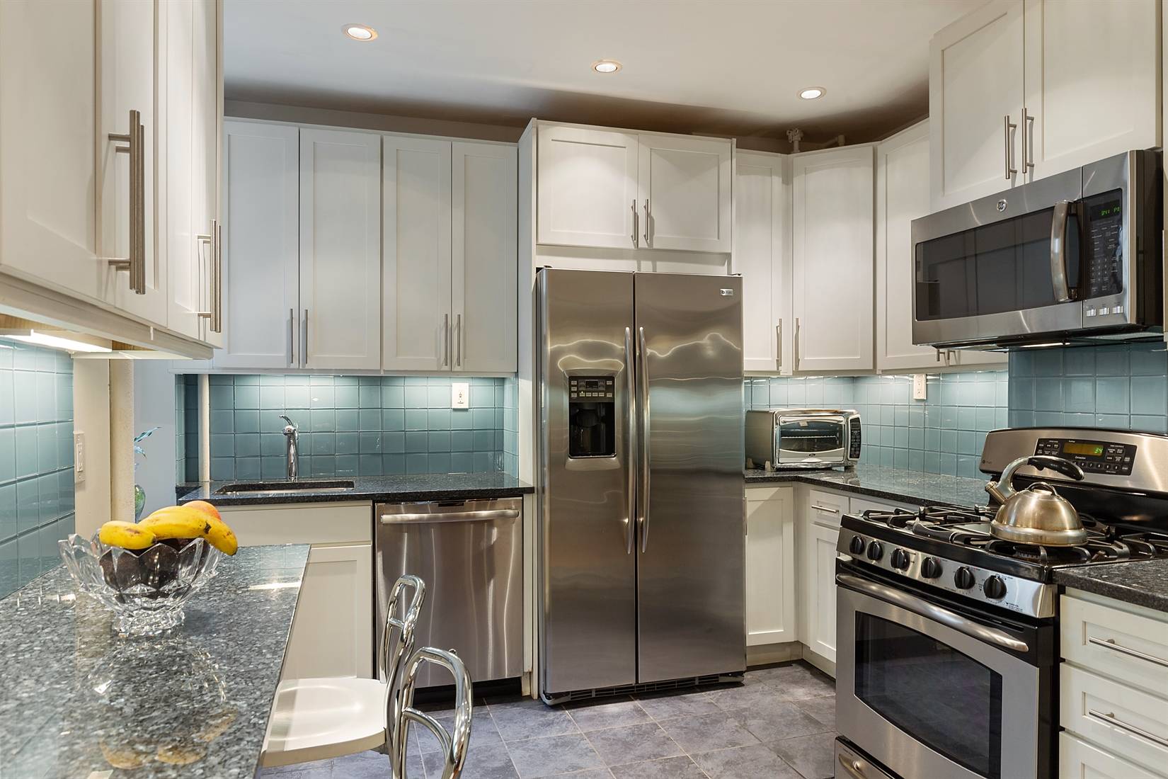 QUIET OASIS IN UPPER MANHATTAN PRICED TO SELL This magnificent rambling 6 room home offers an exciting amount of space and versatility for your ever changing needs.