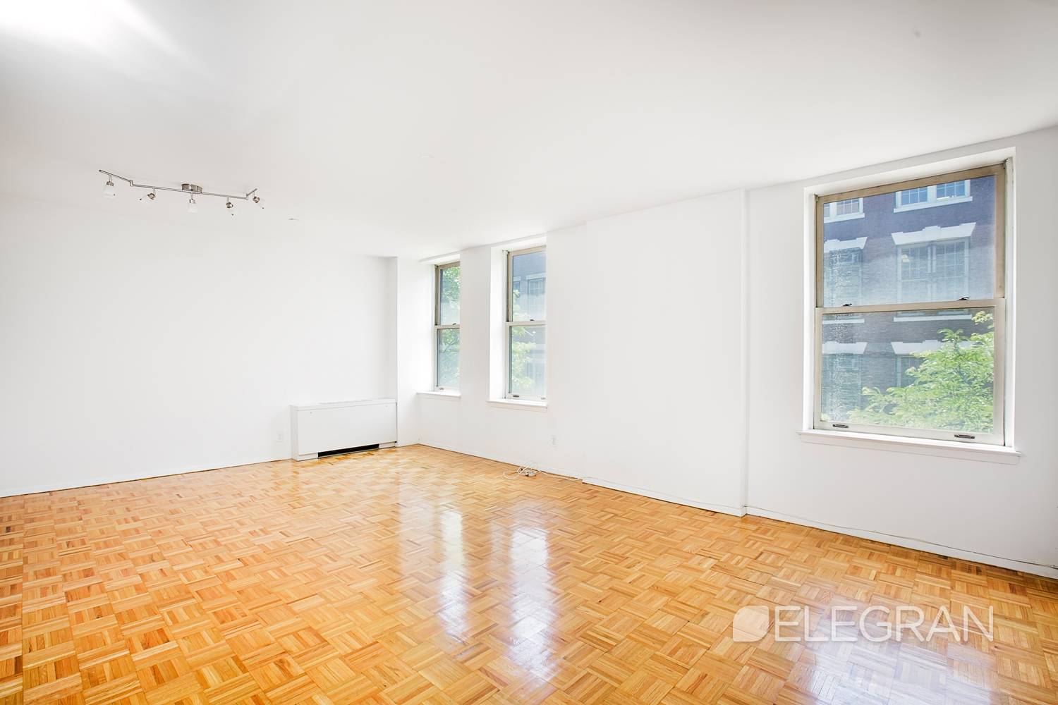 Sunny south facing 1 bedroom available in Brooklyn Heights !