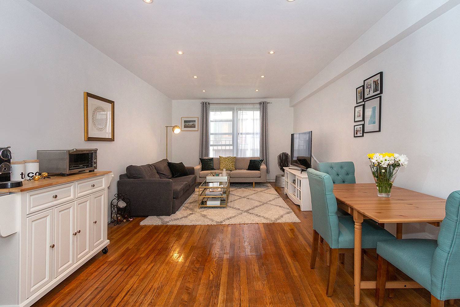 NEW PRICE ! Large, bright, 1 bed 1 bath in the heart of Lenox Hill !