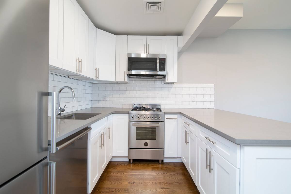 Newly renovated spacious NO FEE 1 bedroom at 152 Ludlow Street with private balcony LIMITED TIME OFFER !