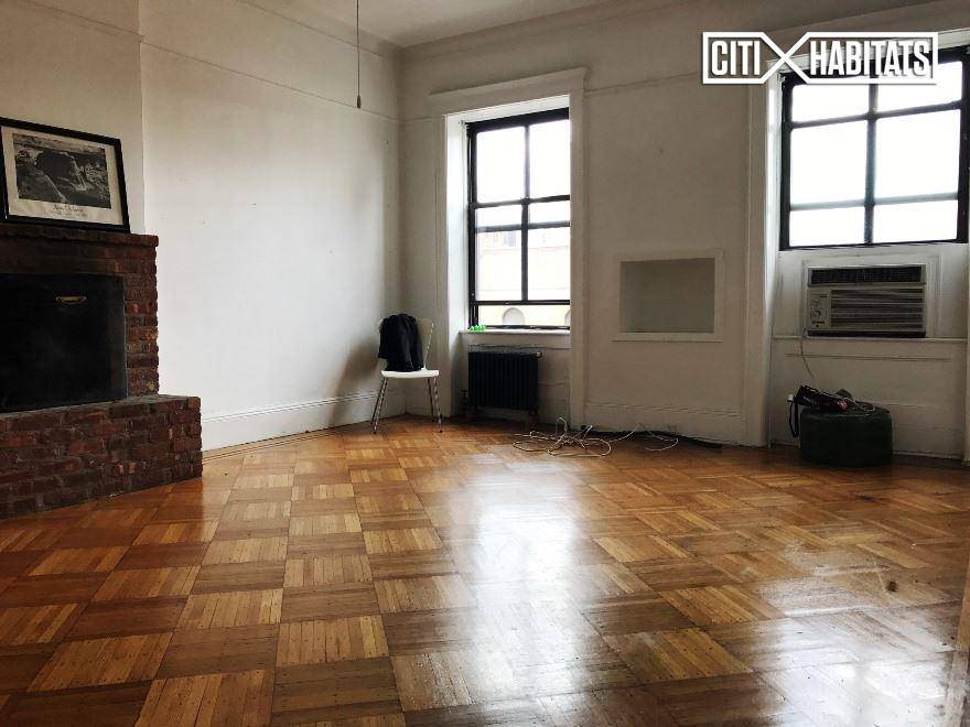 Come see this truly gorgeous SUNNY, top floor one bedroom, on what is undoubtedly one of the finest blocks in Brooklyn Heights.