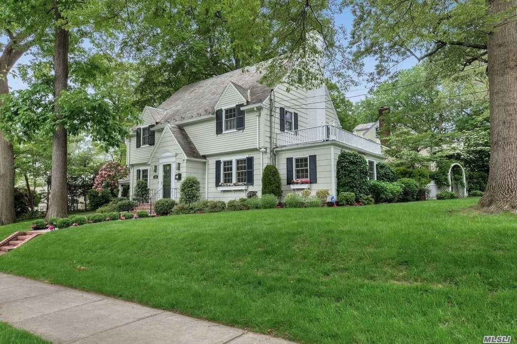 Classic 5 bedroom CH Colonial in heart of Munsey Park offers spacious entertaining rooms including 15 x 26 Living Room w fpl custom built ins, Formal Dining Rm, Large Gourmet ...