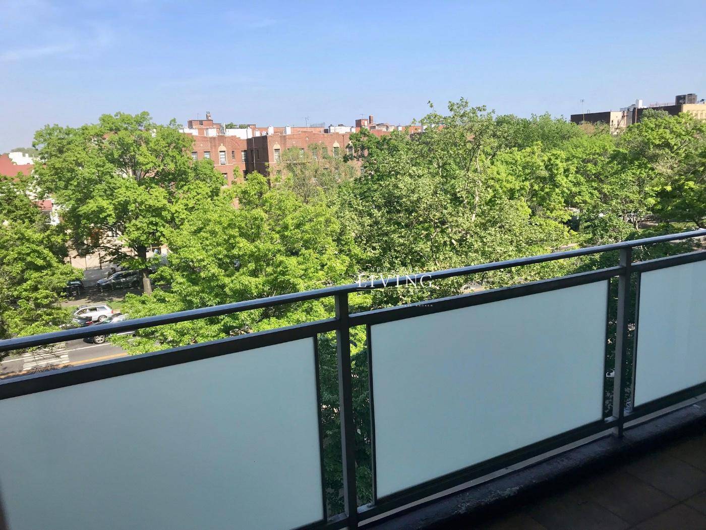 Welcome to apartment 5D located at 350 Ocean Parkway, one of Kensingtons most desirable cooperative buildings.