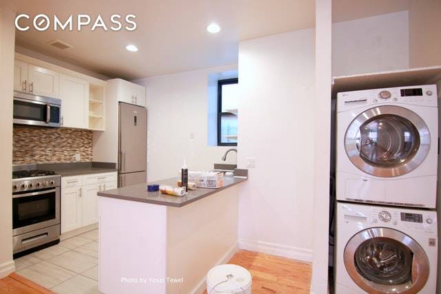 Stunning LARGE 4 Bed, 2 Bath Apartment with WASHER DRYER !