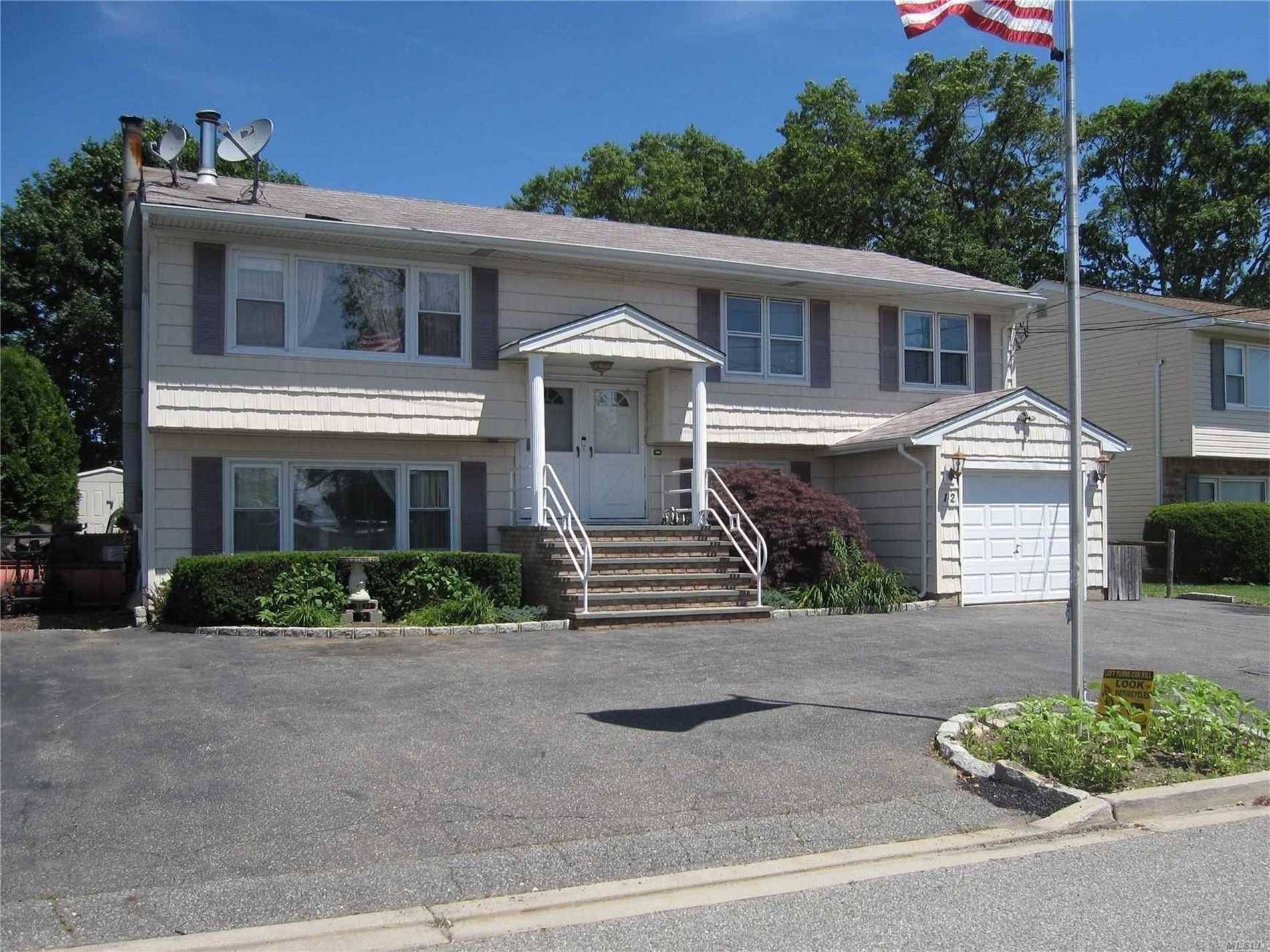 Colonial Style Duplex In North Syosset Featuring 5 Bedrooms And 2 Full Baths In Total.