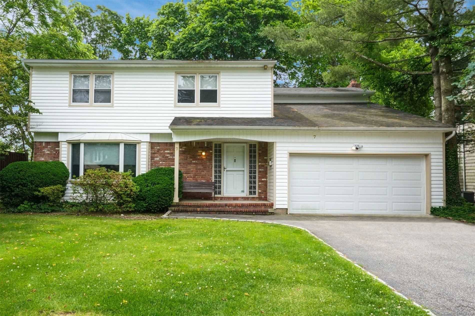 North Syosset young 2380 sq ft home located in a cul de sac with an easy distance to train town.