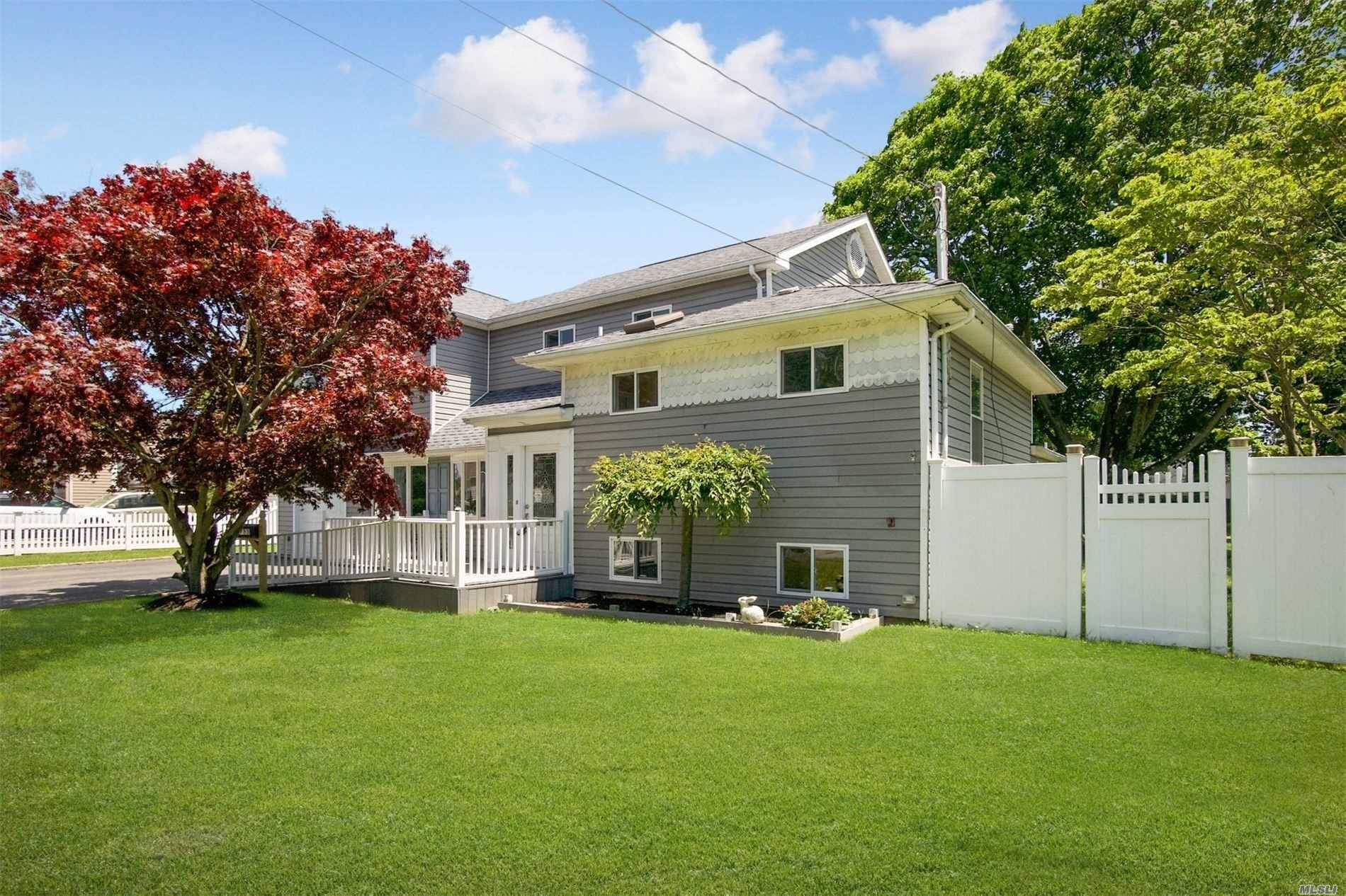 Elegantly Renovated Split With SS Appliances, Hard Wood Floors In Bedroom, Dining Room, And Living Room, And A Spacious Backyard With A Deck And An In Ground Pool Just Perfect ...