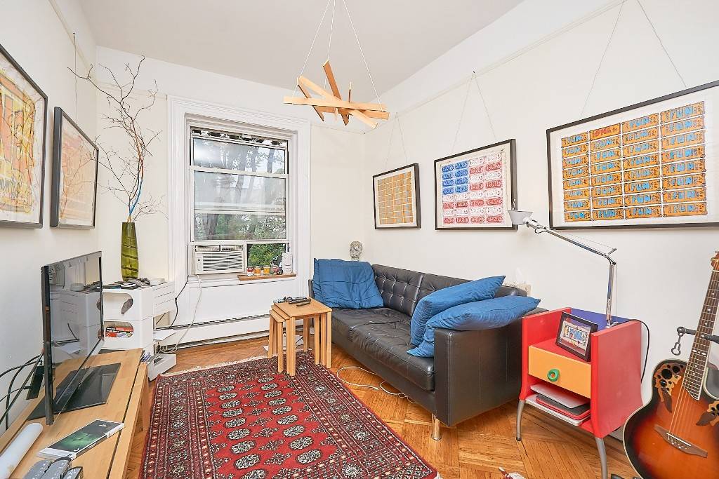 A beautiful one bedroom apartment in the heart of the very desirable amp ; trendy Brooklyn Heights neighborhood.