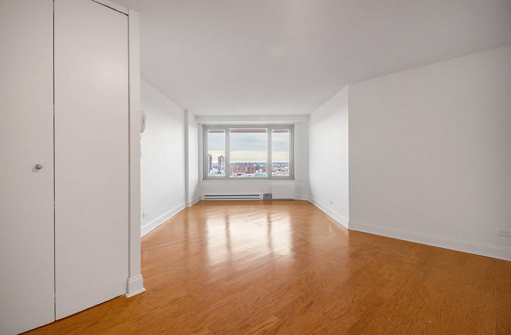 Enjoy this spacious 3 bedroom apartment with beautiful views !
