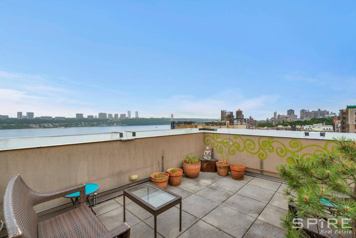 It's all about the amazing views of the Hudson river from your PRIVATE ROOFTOP CABANA !