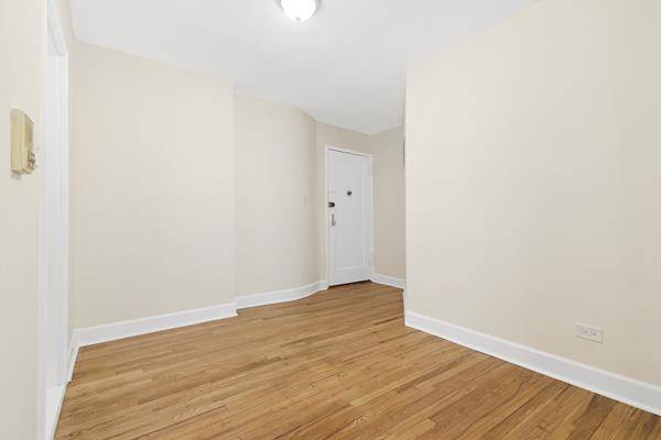 Location ! Recently renovated apartment with Garden view, Hardwood floors, Window Kitchen with brand new stainless steel appliances, windowed bathroom.