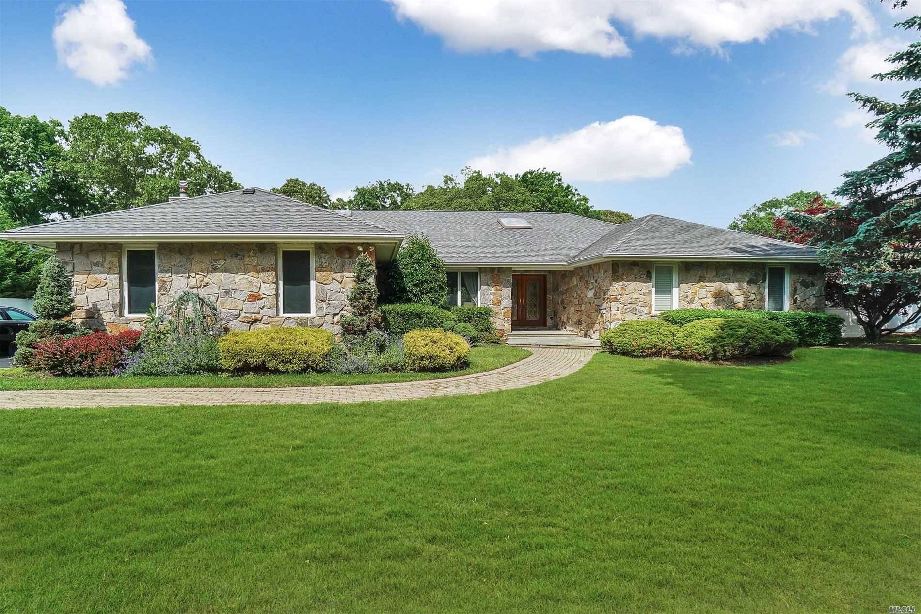 Beautiful South of Montauk Ranch in Deer Run Estates on 3 4 Acres, ranch, Open Floor Plan, Entry Foyer, Living Room with Vaulted Ceilings, large master suite, Custom Eat In ...