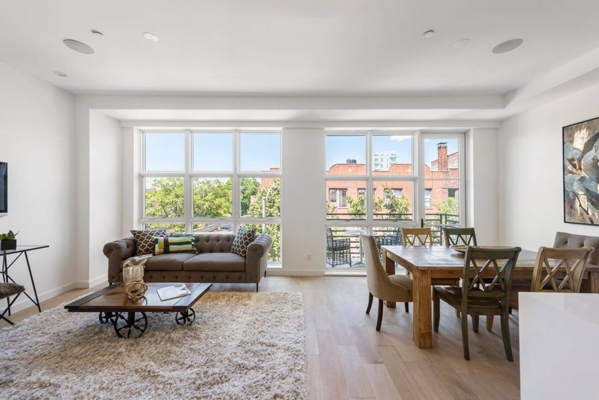 A luminous condo situated in the heart of Williamsburg, this 2 bedroom, 2 bathroom home blends a modern open plan layout with a collection of tasteful finishes.