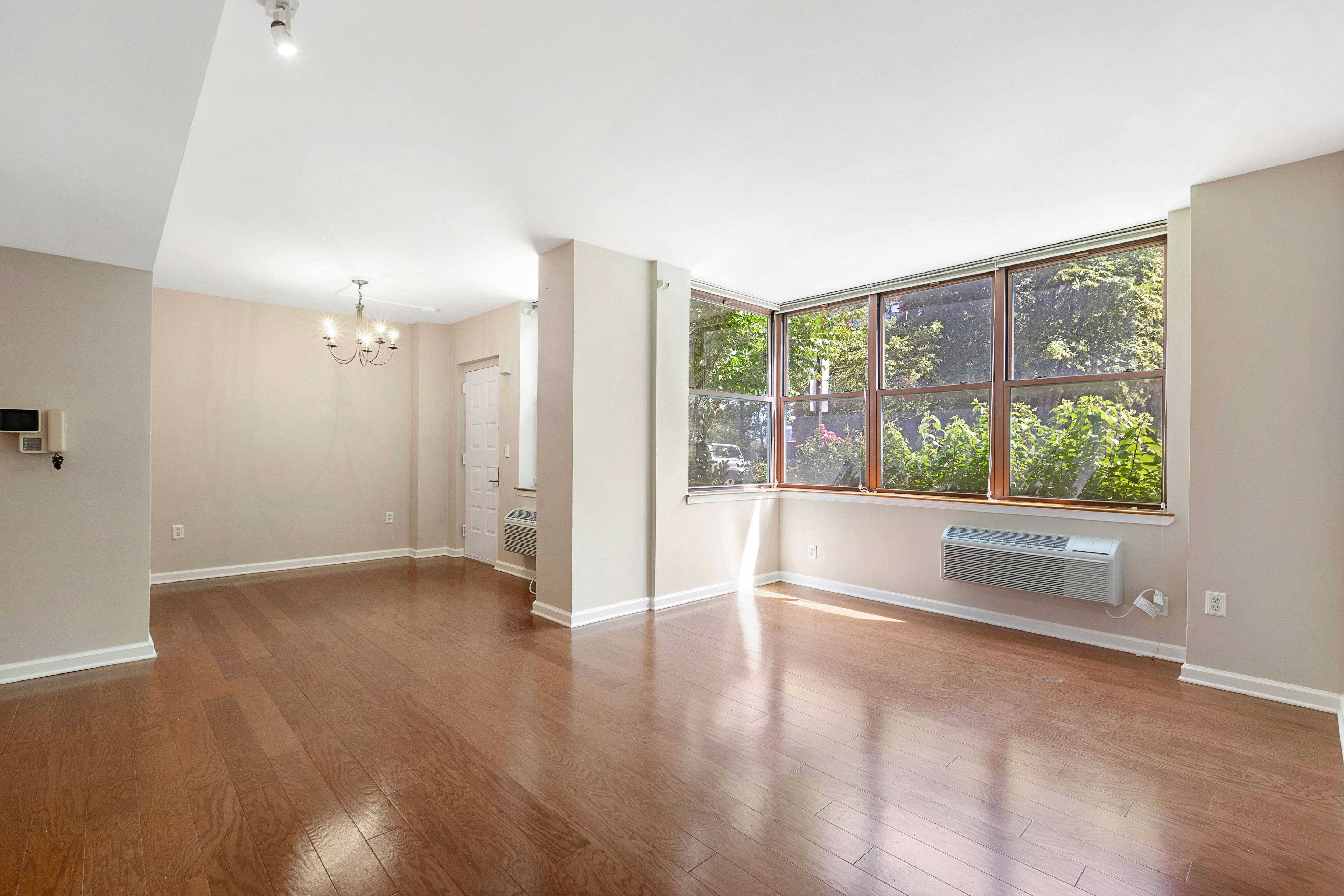 Large 3 Bed 2 Bath  Duplex 1468 SQ FT full-service luxury building located on the Hudson River