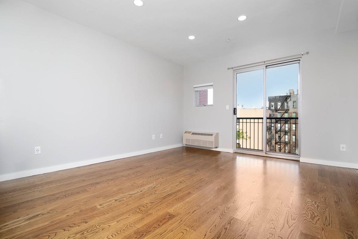 Newly renovated spacious NO FEE 1 bedroom at 152 Ludlow Street with private balcony NO SECURITY DEPOSIT REQUIRED FOR QUALIFIED TENANTS certain exclusions may apply Unit features Private Balcony Queen ...