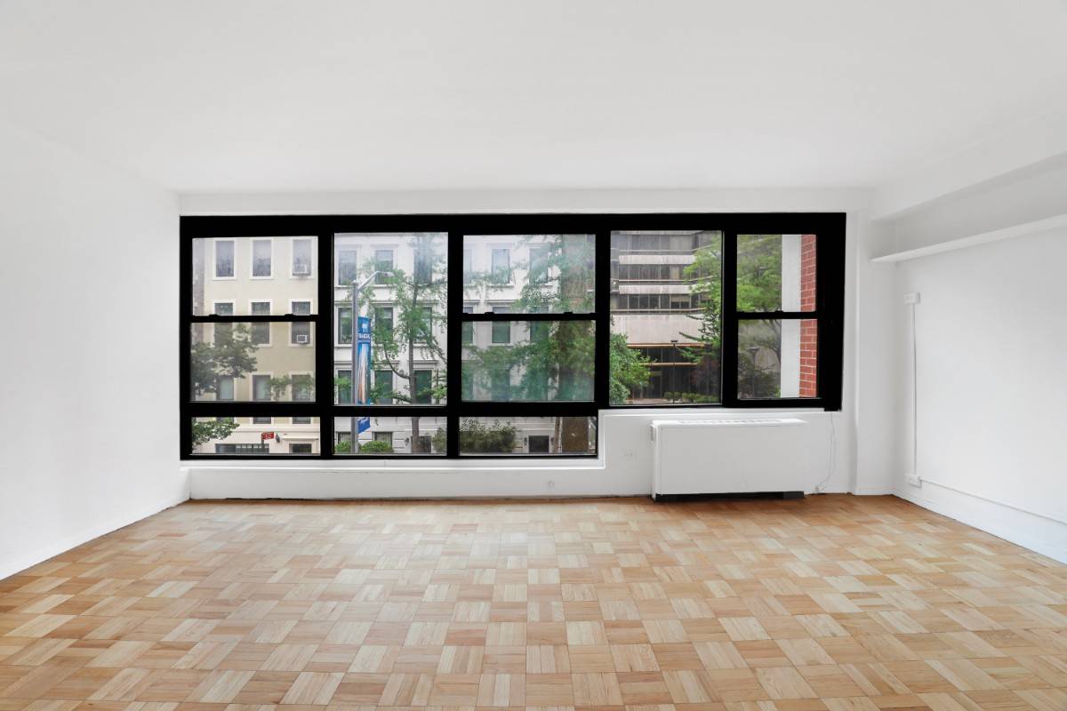 CONTRACT FELL THROUGH, BACK ON MARKET, SHOWING FULL FORCE, Welcome to 166 East 61st Street 3A A place where luxury finely blends with contemporary living !