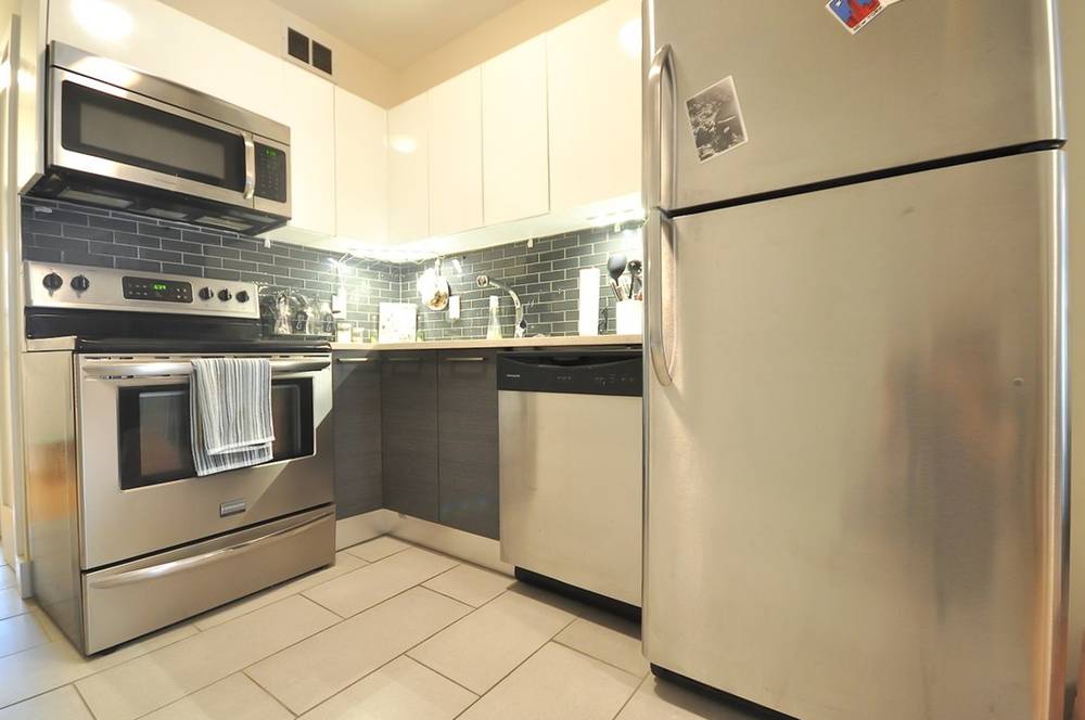 Make your new home in this renovated Upper East Side apartment !