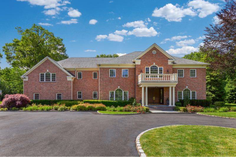 Muttontown - Exquisite 7,200 Sq Ft Brick Center Hall Colonial On 2+ Acres in the Prestigious Syosset School District!