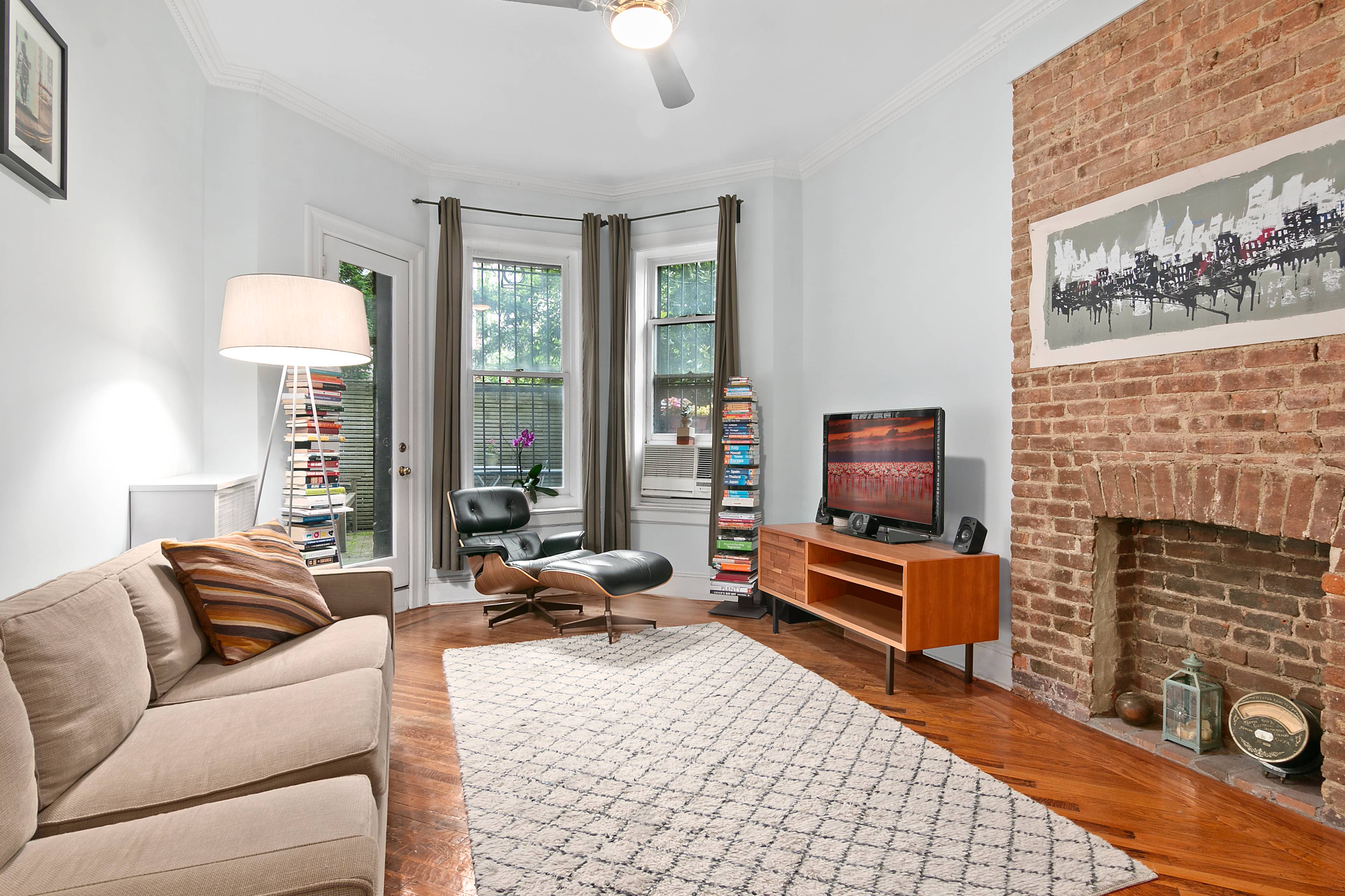 This beautiful, convertible 1 bedroom is everything you need and want in prime Cobble Hill.