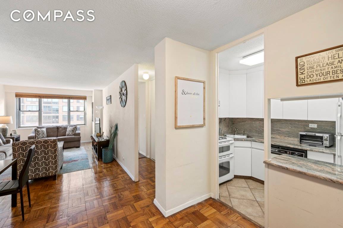 Currently Tenant occupied until end of November 3, 200 month Located in one of Murray Hill's most sought after full service buildings, this grandly proportioned 1 bedroom, 1 bathroom home ...