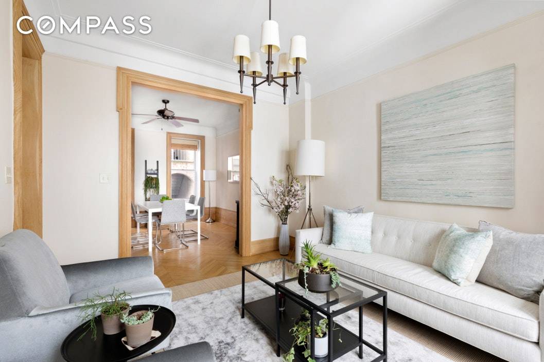 Live in the very center of Brooklyn Heights in this stylish and spacious 3 bedroom, 2 bathroom renovated apartment.