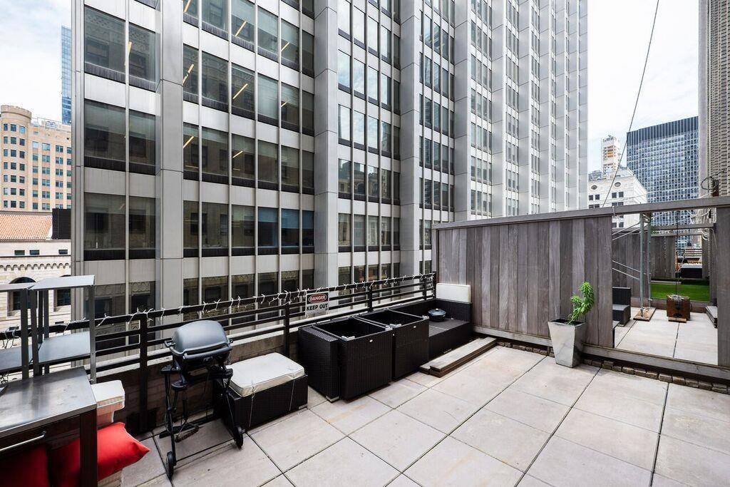 Excellent studio with huge outdoor space, high ceilings, new finishes, big windows, and good light.