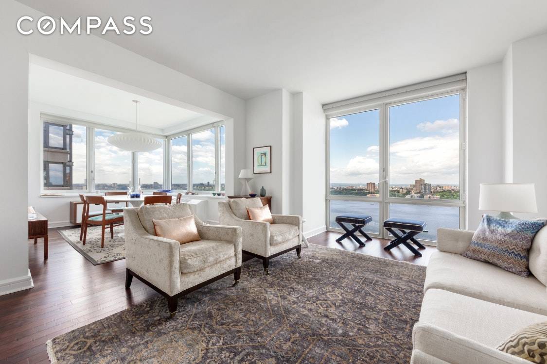 As you enter 33B at the Rushmore, you are greeted by stunning, expansive views of the Hudson River from the living room and separate dining area.
