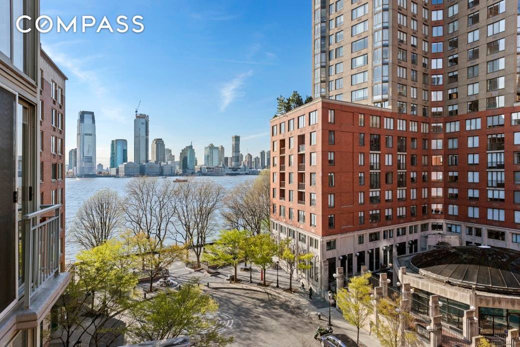 This beautiful modern one bedroom duplex apartment in Battery Park City s premier full service condominium, The Regatta, offers downtown s finest living with fabulous views of the city and ...