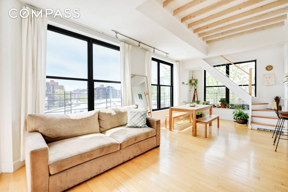 Live large ! This sun drenched penthouse offers two bedrooms, two bathrooms plus a study guest room in a spacious duplex with high ceilings, opening onto a large private roof ...