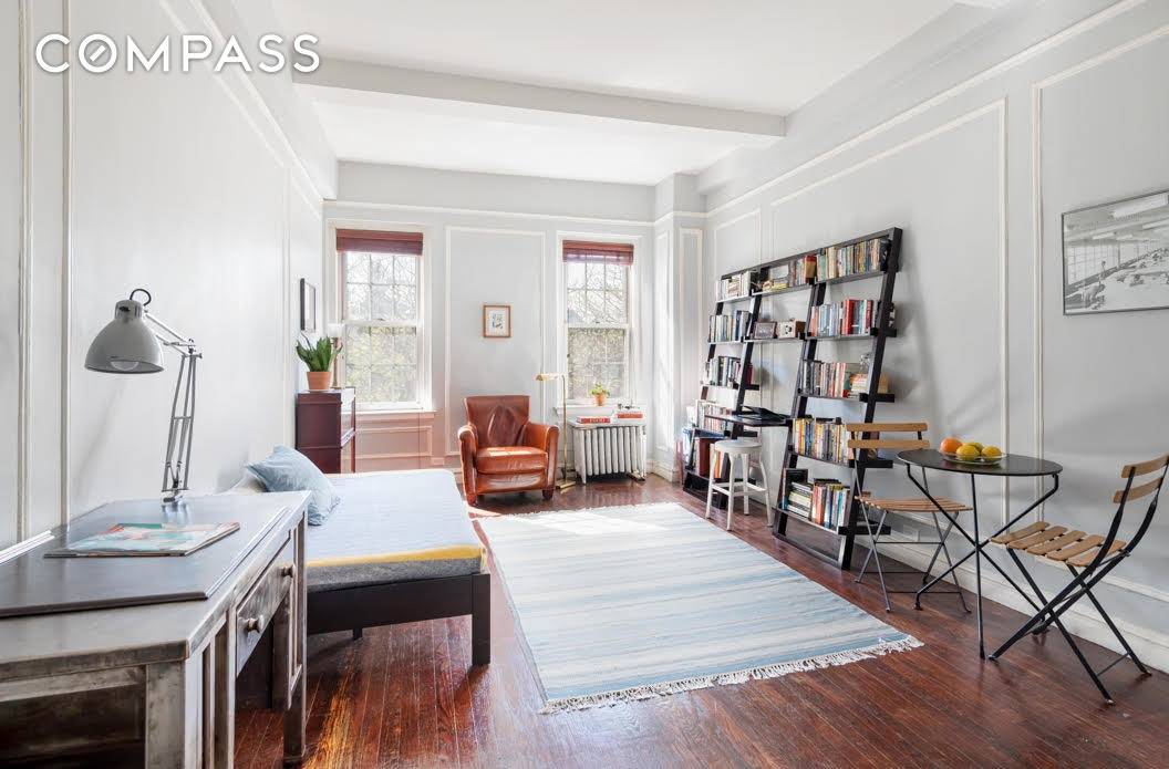 Sunny and charming one bedroom, one bath in a meticulously maintained prewar coop in the heart of historical Brooklyn Heights.