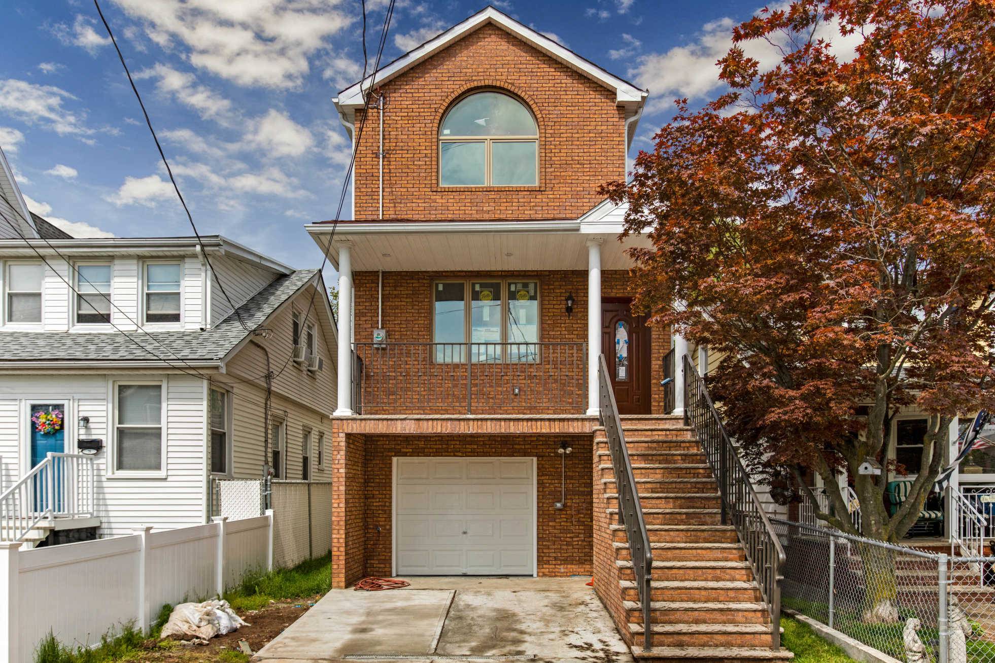 Beautiful Single Family Detached home conveniently located near Hylan Blvd.