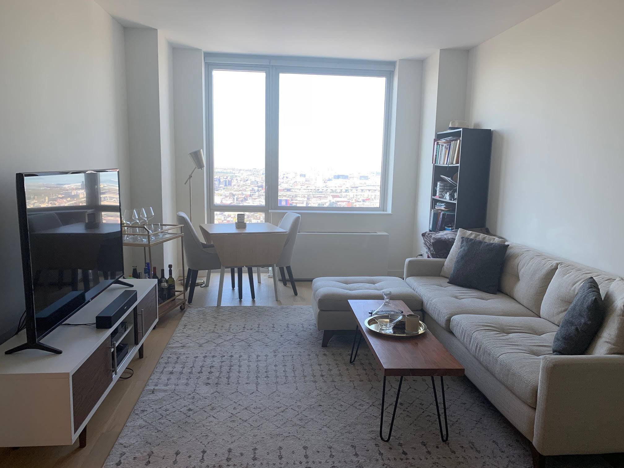 NO BROKERAGE FEE Perched high up on the 48th Floor with stunning open city views.