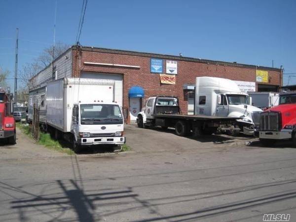 Highly visible auto body repair shop for rent.