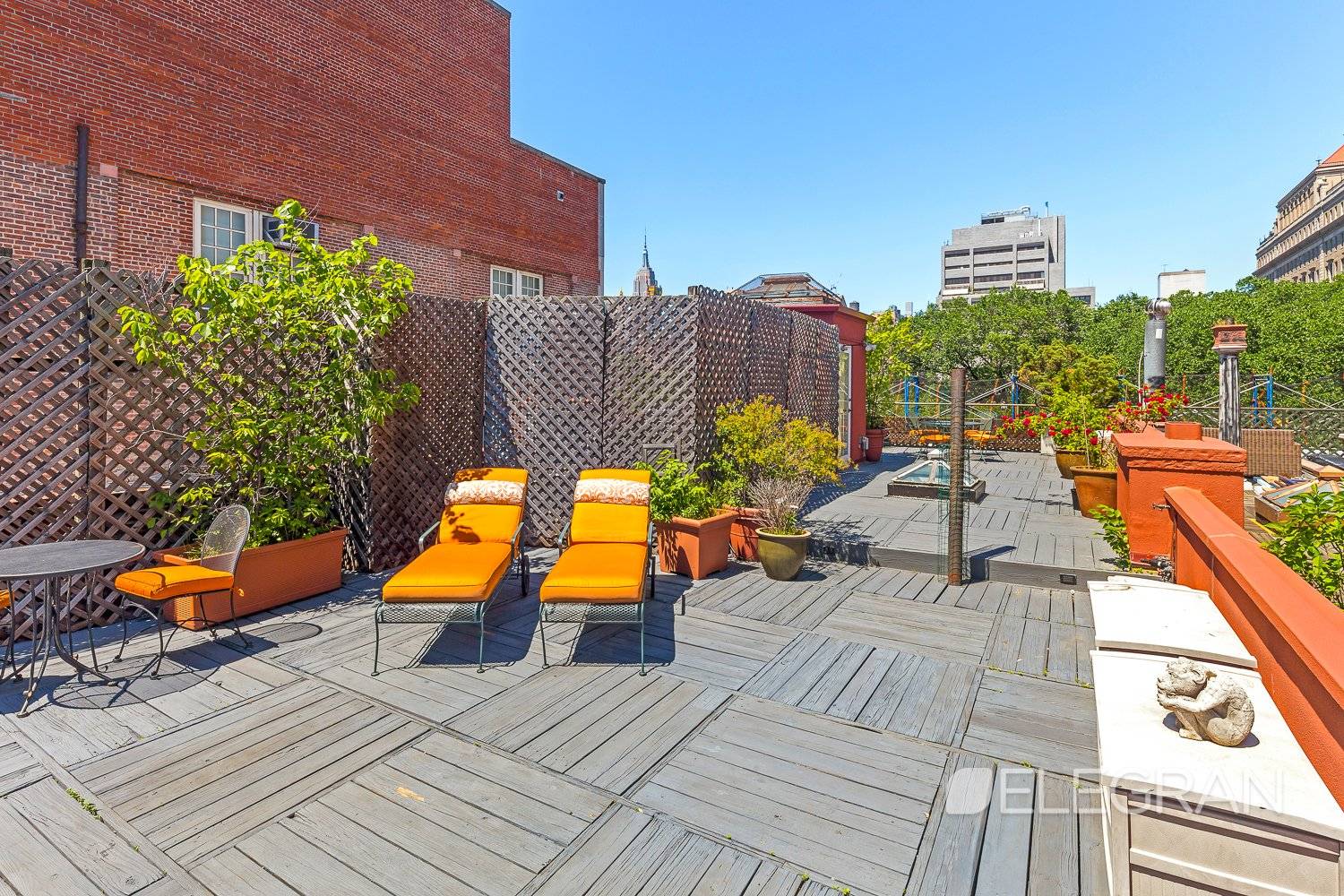 Private Rooftop Terrace overlooking Park !