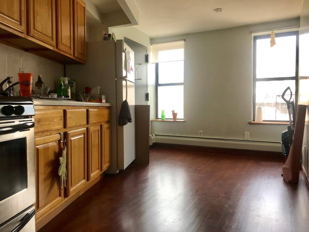 Sunny 2 bedroom in the Heart of China Town.