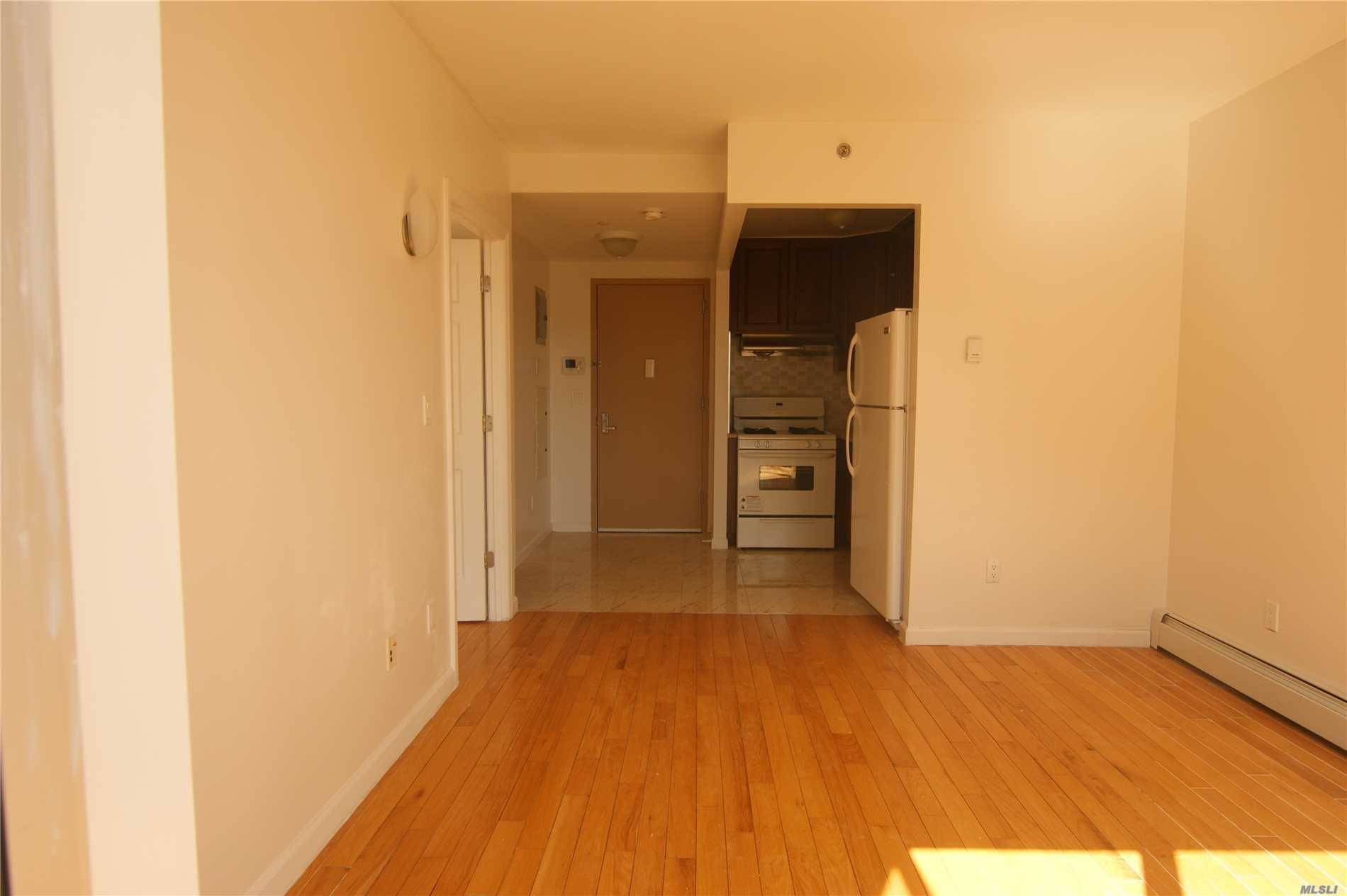 1Bed 2 year old sunny aparment With Balcony, facing south, Located At Prime Location Of Flushing.
