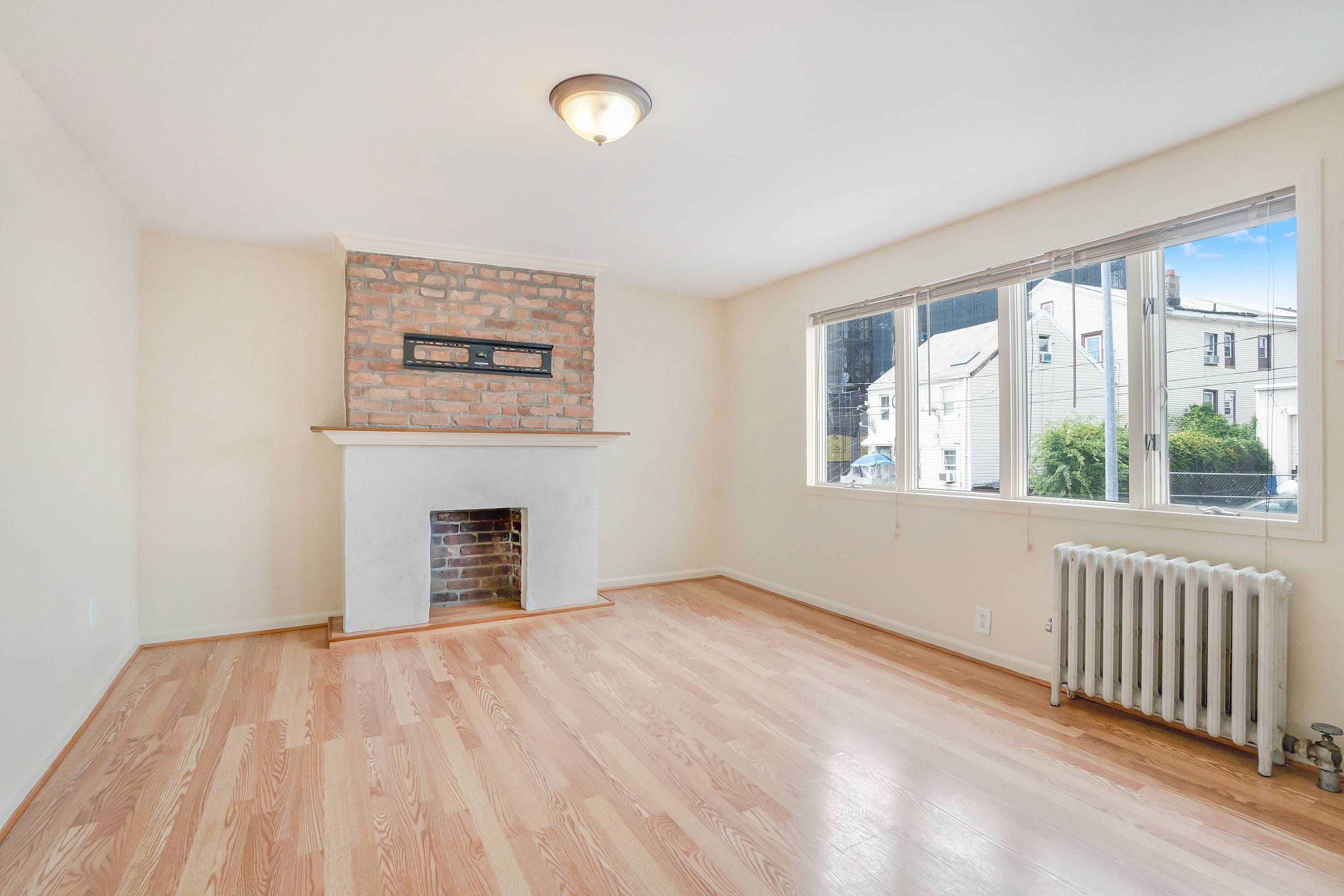 Astoria: Top Floor Pet Friendly 1 Bed 1 Bath with a Finished Attic