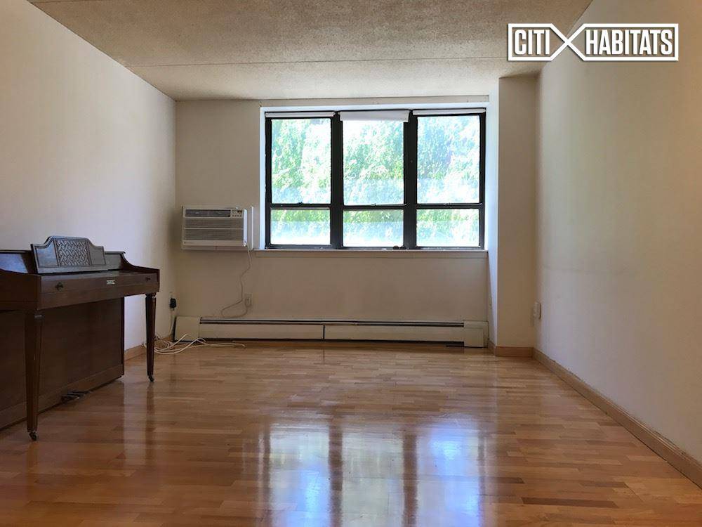 Large 1 Bedroom apartment located seconds away from Central Park.