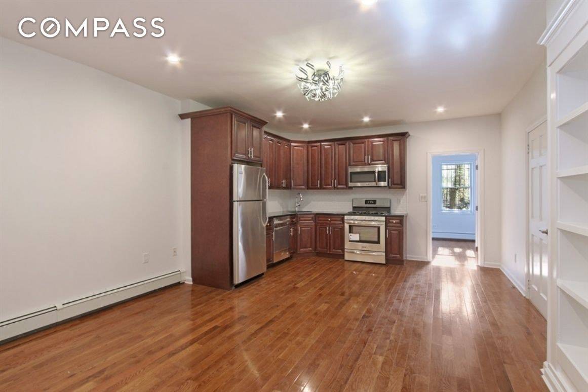 No Fee spacious 2 bedrooms with small extra room or home office located in the heart of Fort Greene.