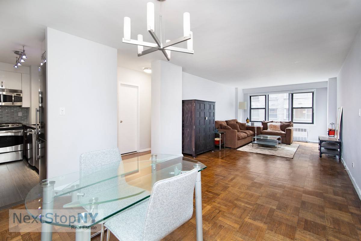 Excellent condition. Come home to this spacious apartment in the heart of Midtown East.