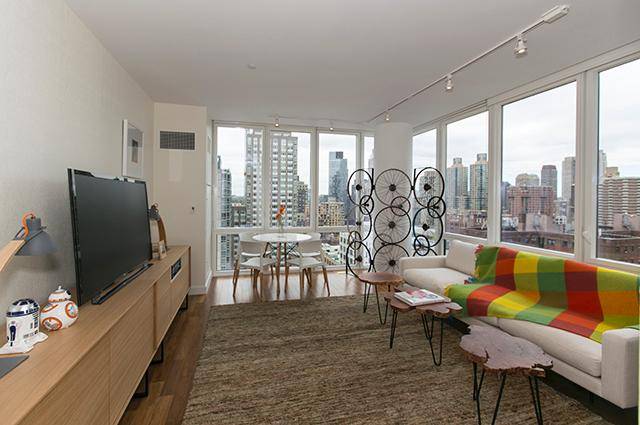 Cozy Studio By Lincoln Center Surrounded By Restaurants and Retail Stores