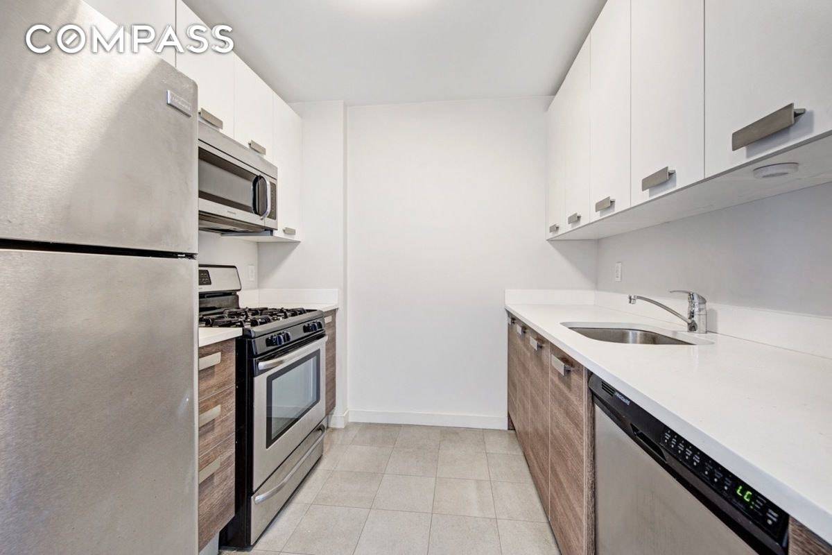 No Fee This is a lovely Studio in Hunters Point This bright unit features Hardwood floors, high ceilings, HVAC in every room and huge pane windows with stunning views of ...