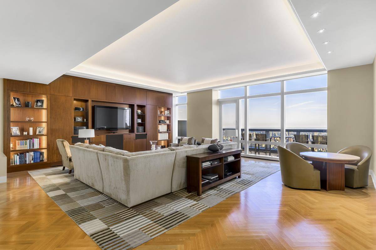 Penthouse 76B offers 5 Star Living at the world renowned Mandarin Oriental, New York.