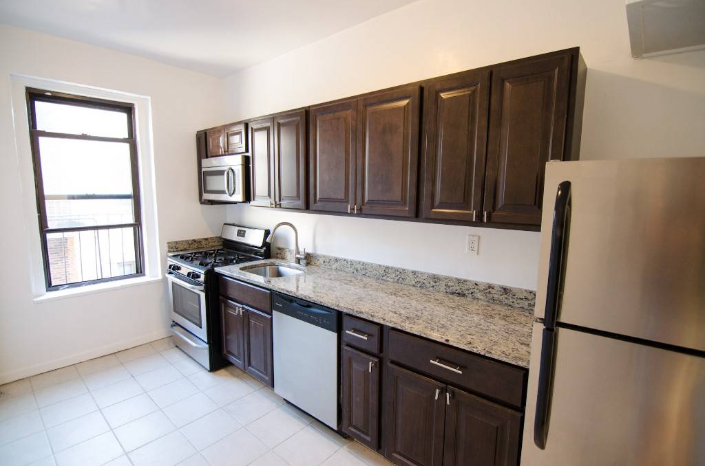 APARTMENT FEATURES Stainless Steel Appliances Hardwood Floors Tons of Natural Light Large Separate Kitchen Dishwasher Microwave BUILDING AMENITIES Elevator Live in Super Close to 7 TrainNegotiable Prices and Fees !